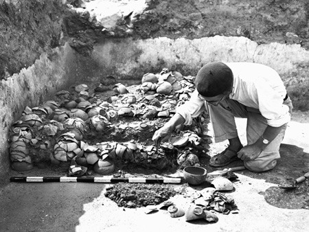 L'inizio della ricerca e degli scavi Alcuni di questi rotoli vennero venduti dai beduini al mercato di Betlemme. Fortunatamente giunsero nelle mani di esperti studiosi.