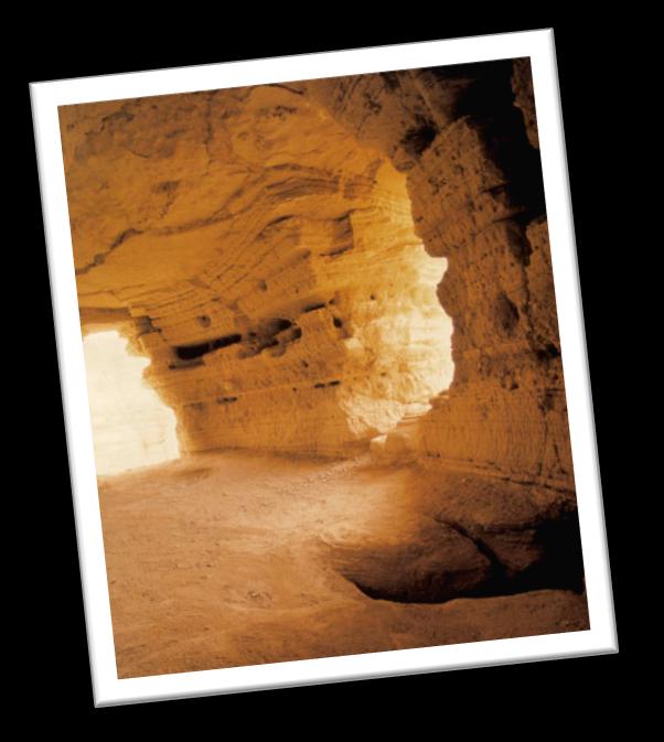 I RITROVAMENTI DI QUMRAN Nel 1947 a Qumran presso il Mar Morto, un pastore, mentre stava cercando una capra smarrita, trovò in undici grotte scavate nella roccia anfore contenenti i testi della