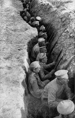 La guerra in trincea Le trincee erano lunghe linee di scavo difese da parapetti e da sacchi di sabbia sistemati in modo piuttosto rozzo per difendersi dai colpi del nemico.