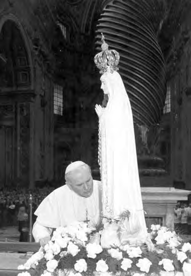330 Il Segreto ancora nascosto Domenica 25 marzo 1984, ore 16.00: Sua Santità venera la Statua della Vergine Pellegrina all interno della Basilica di San Pietro, a Roma.